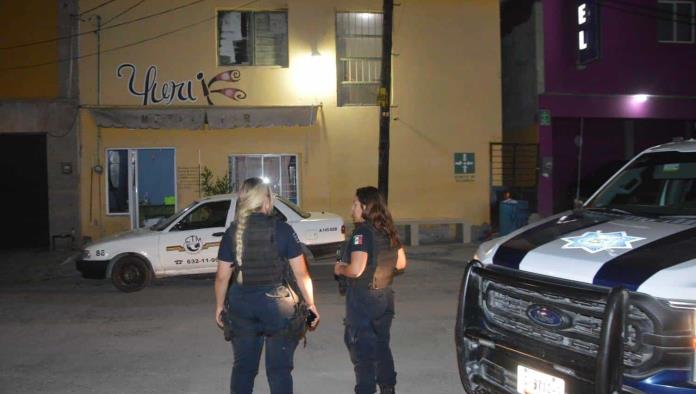 Iban por golpeador y arrestan a adictos
