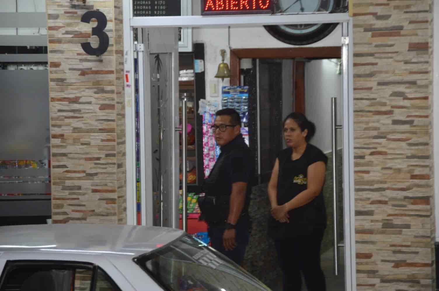 Iban por golpeador y arrestan a adictos