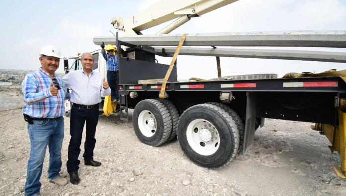 Alcalde y supervisa obra de electrificación