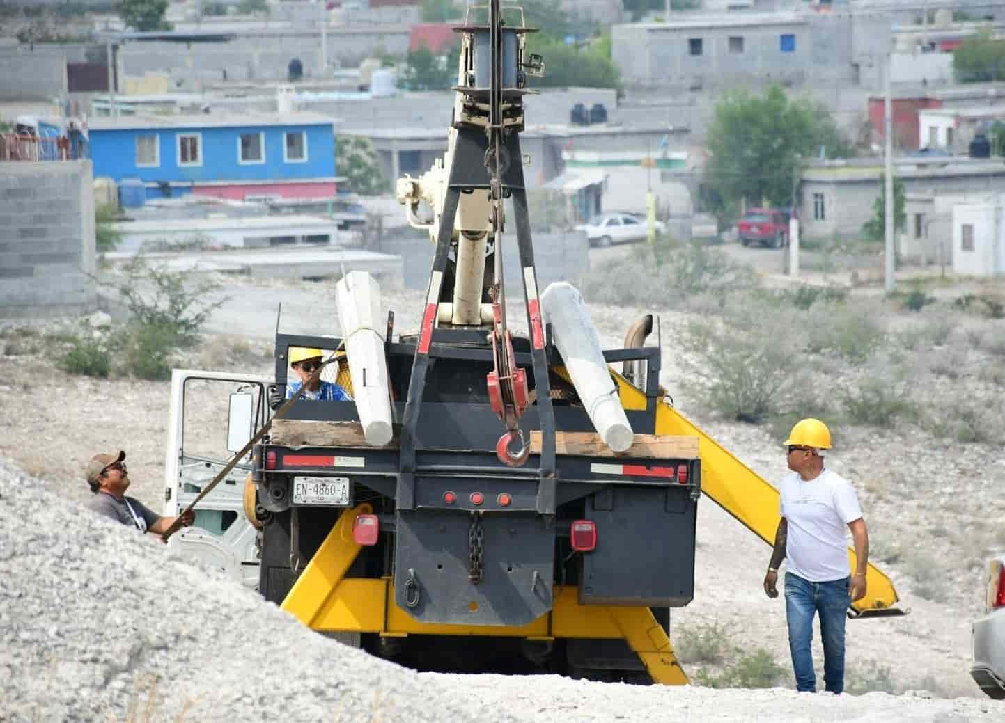 Alcalde y supervisa obra de electrificación