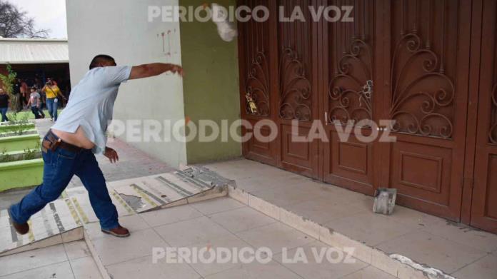 Estalla violencia en la Sección 288; obreros rompen puertas e ingresan al recinto Estalla violencia en la Sección 288; obreros rompen puertas e ingresan al recinto
