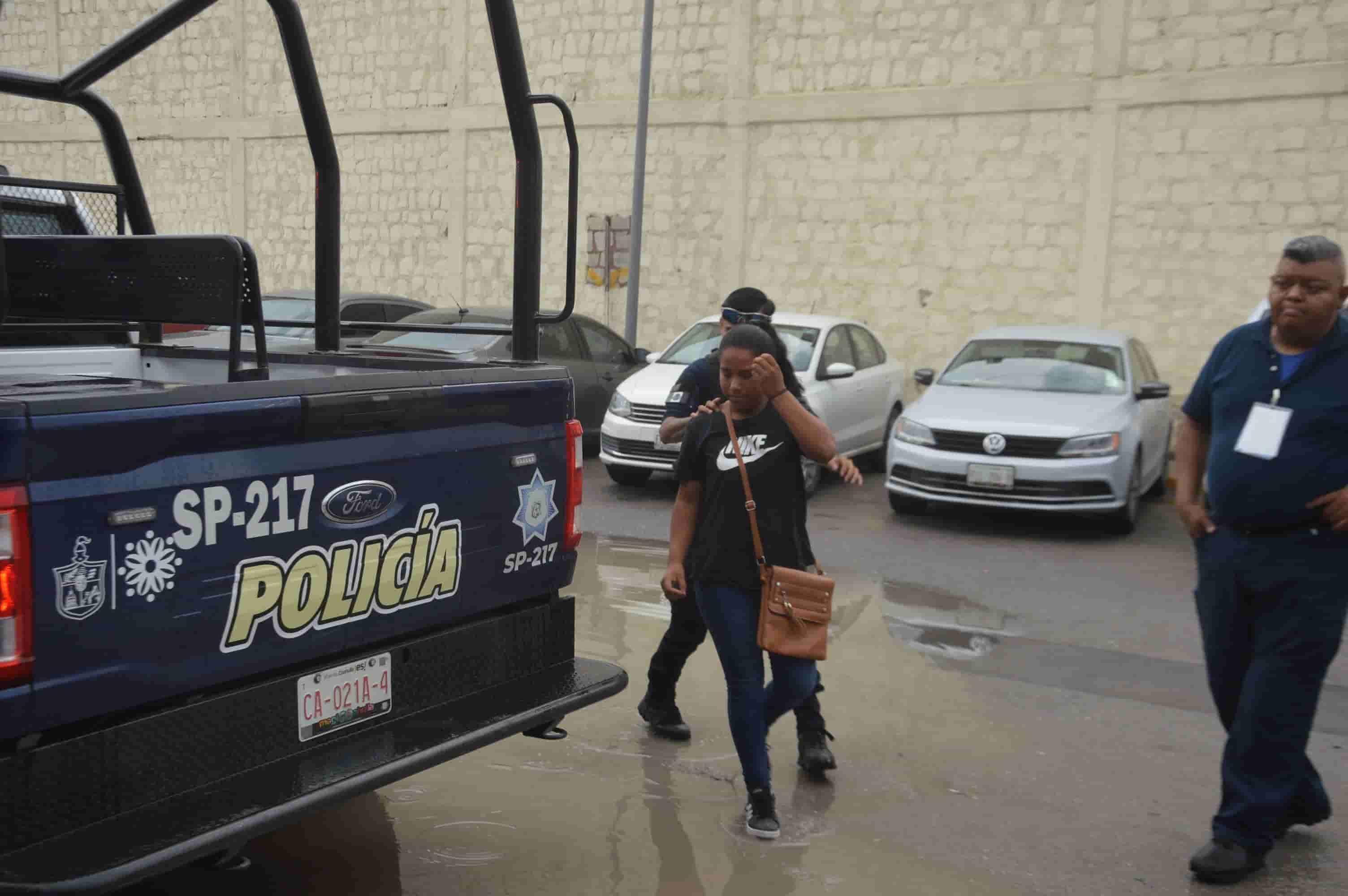 Acusan a mujer de robar pantalón