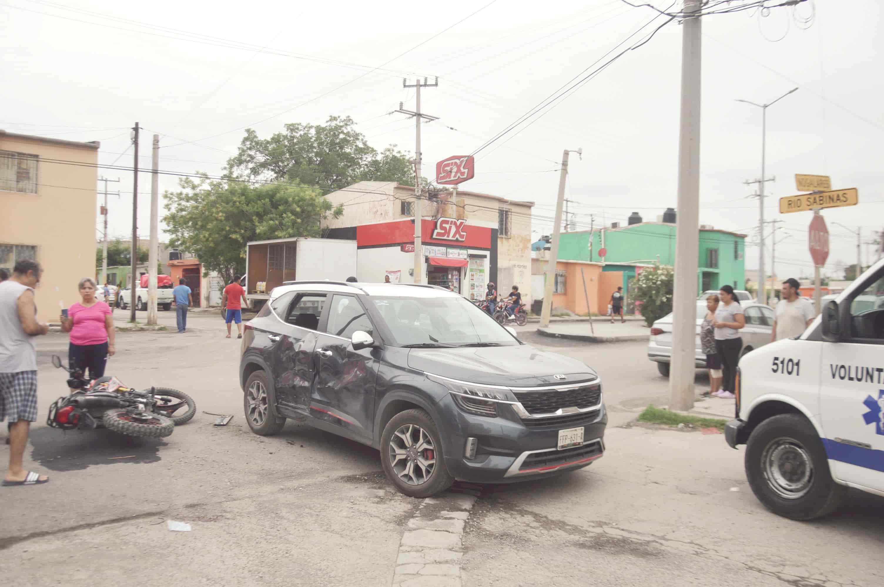 Se estrella en camioneta