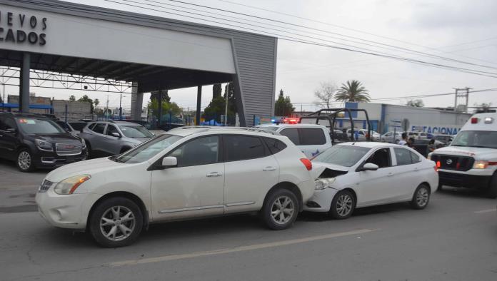 Confunde freno con acelerador