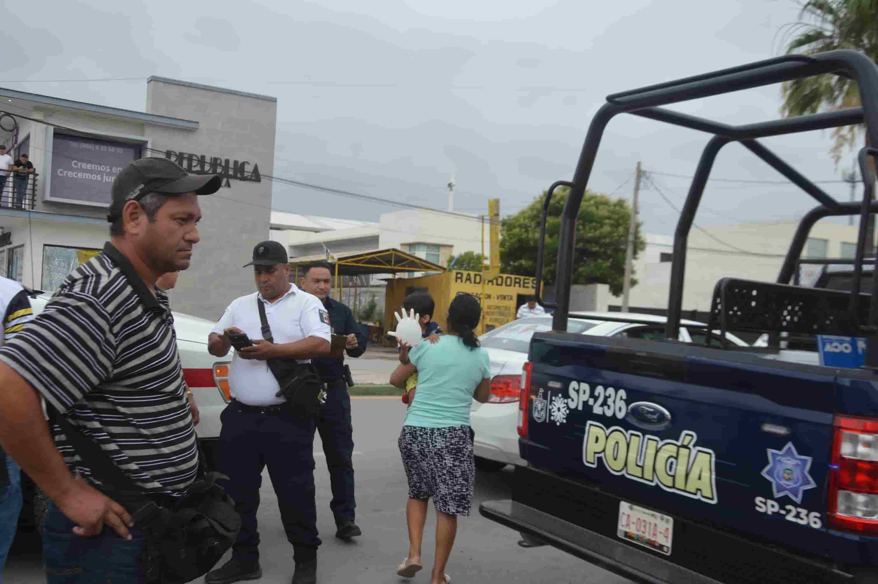 Confunde freno con acelerador