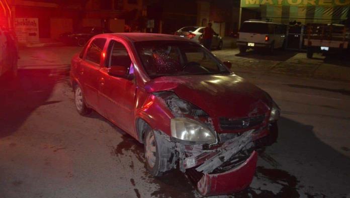 Se le va a los Golpes a Policías
