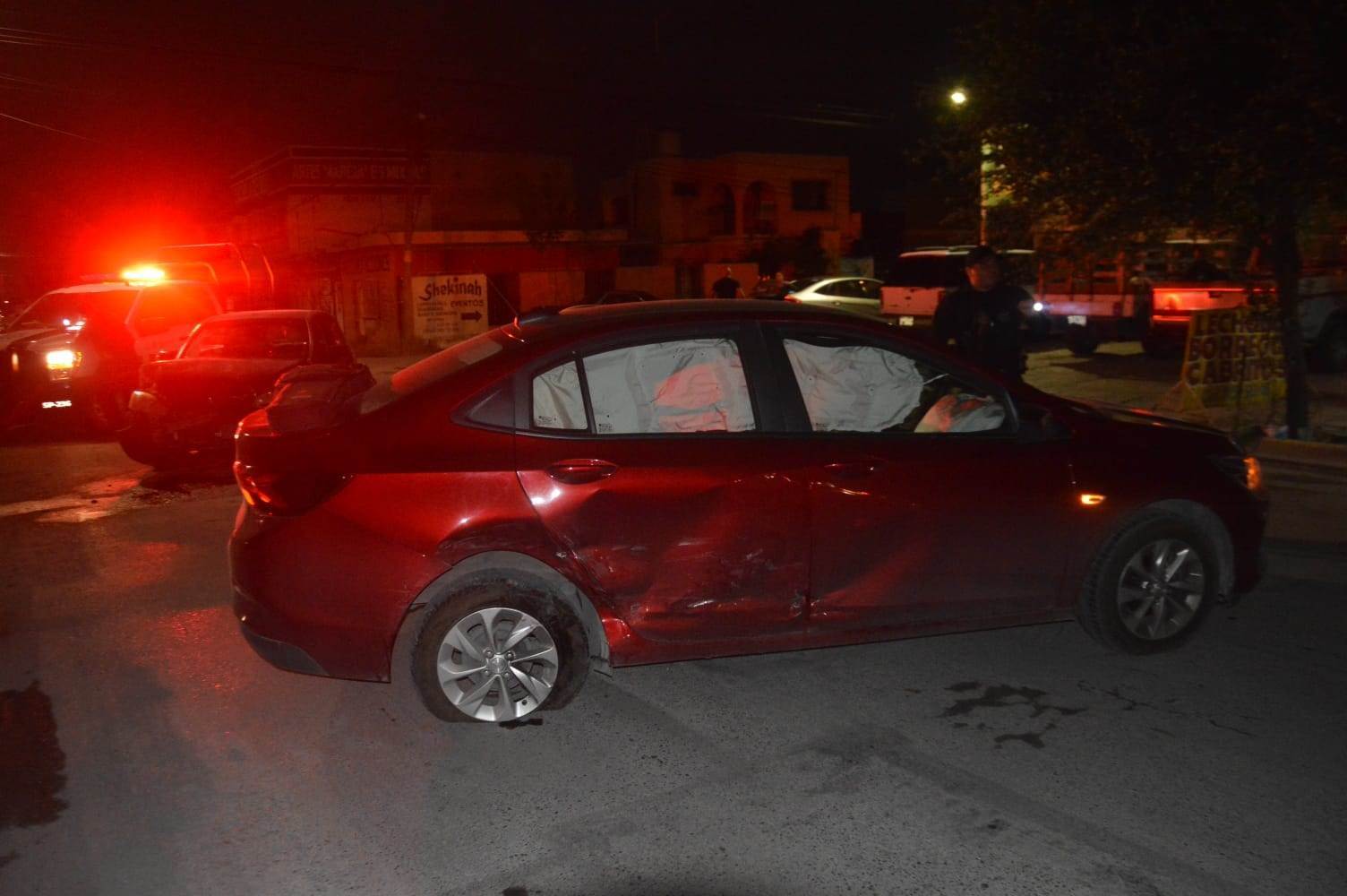 Se le va a los Golpes a Policías