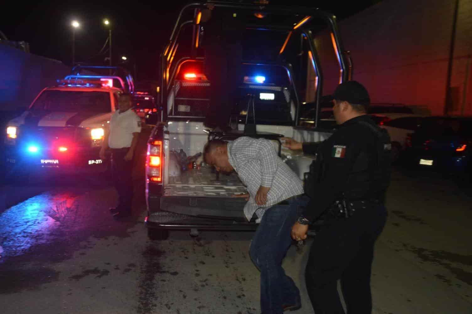 Se le va a los Golpes a Policías