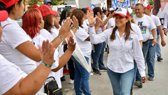 Apoyan a Edith en mega crucero