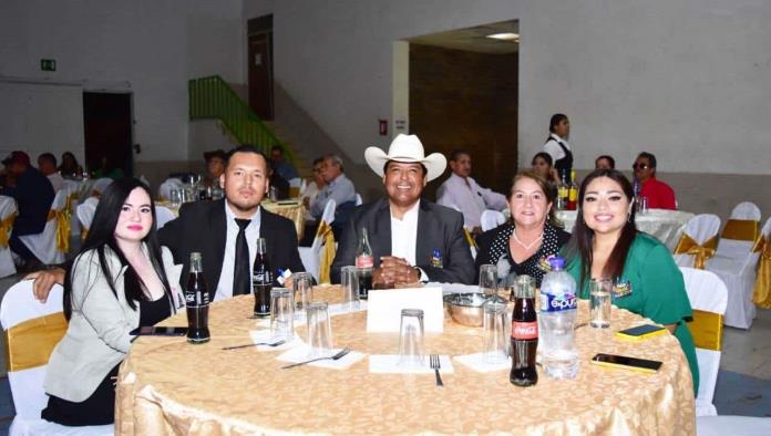 Festeja Beto a maestros
