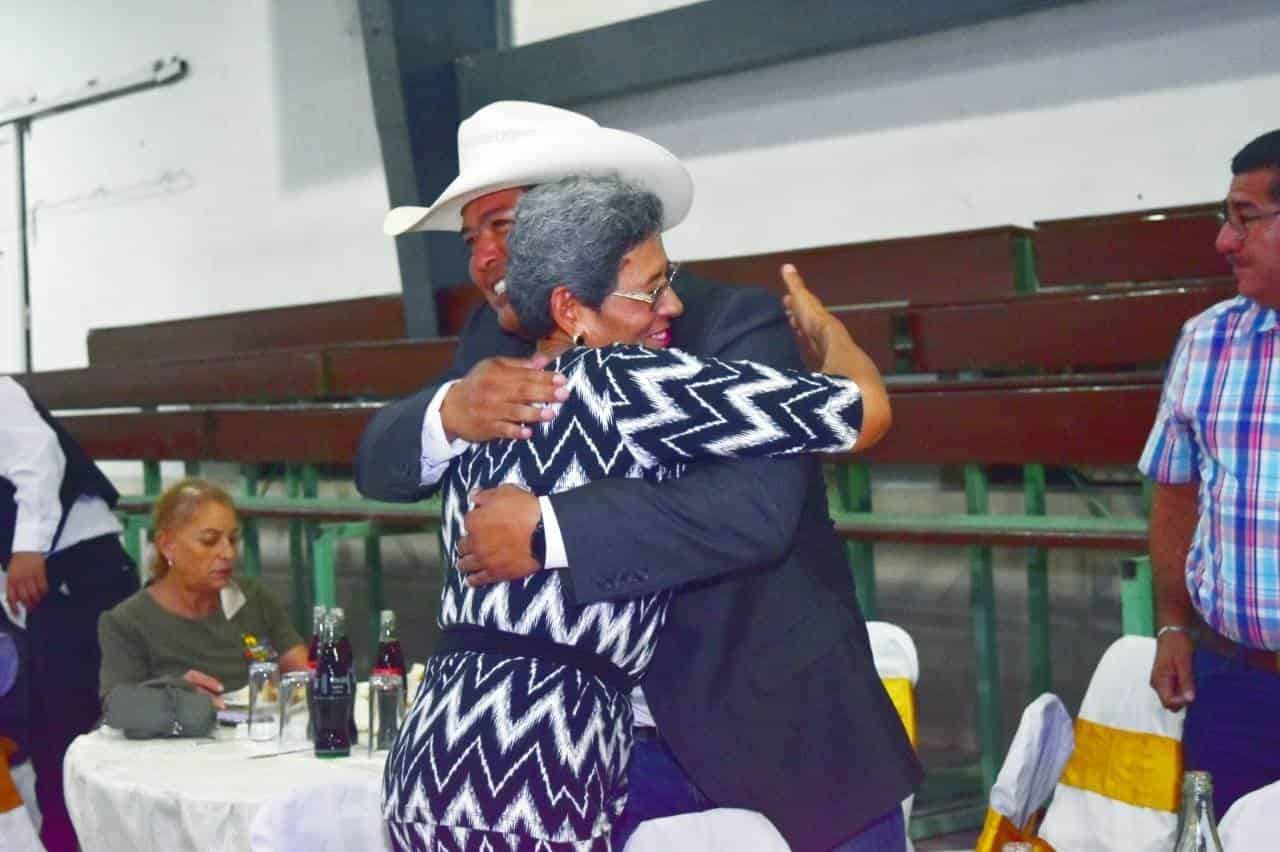 Festeja Beto a maestros