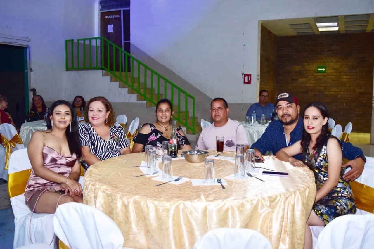 Festeja Beto a maestros