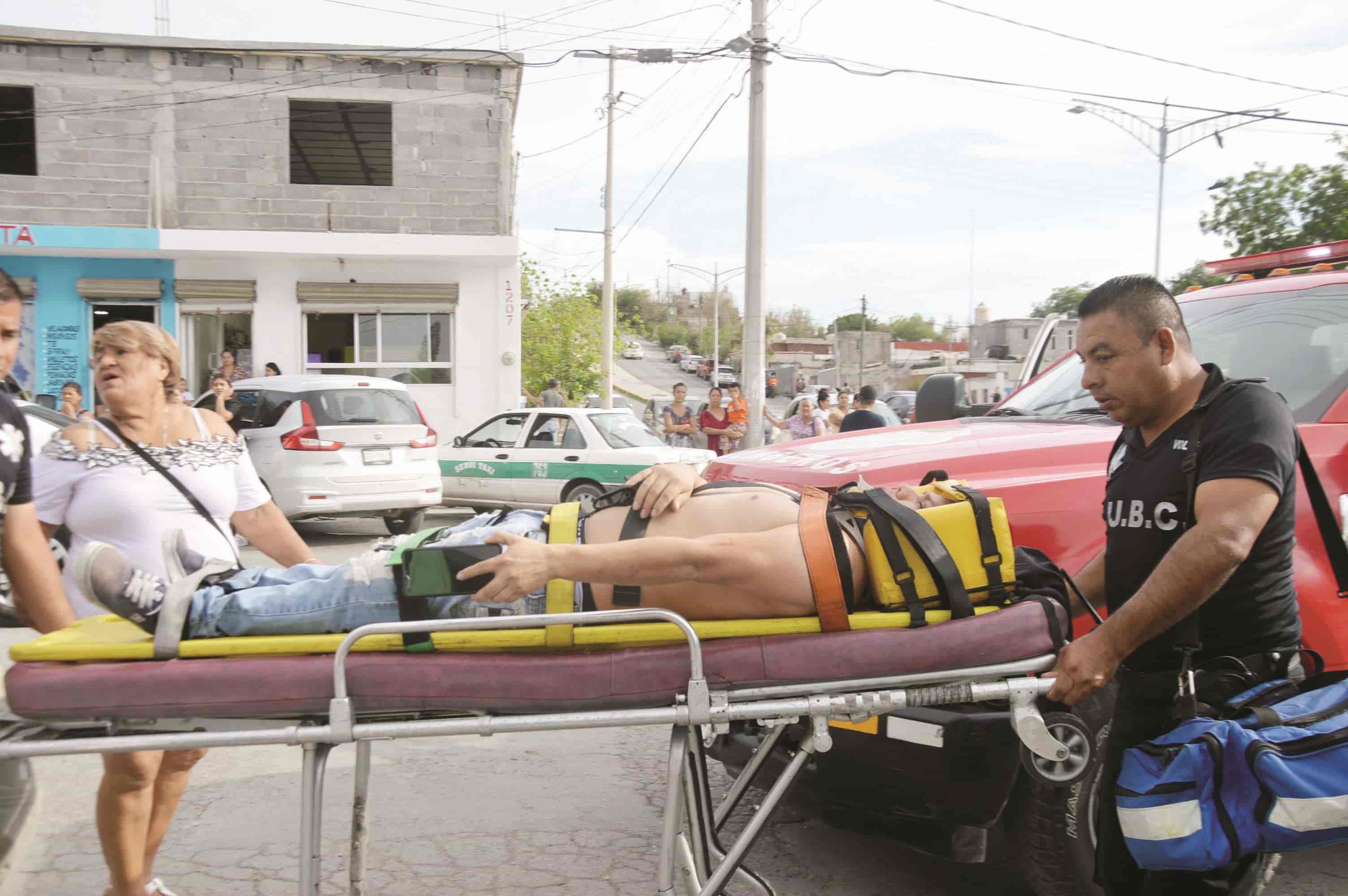 Choca auto y lo hace volcar