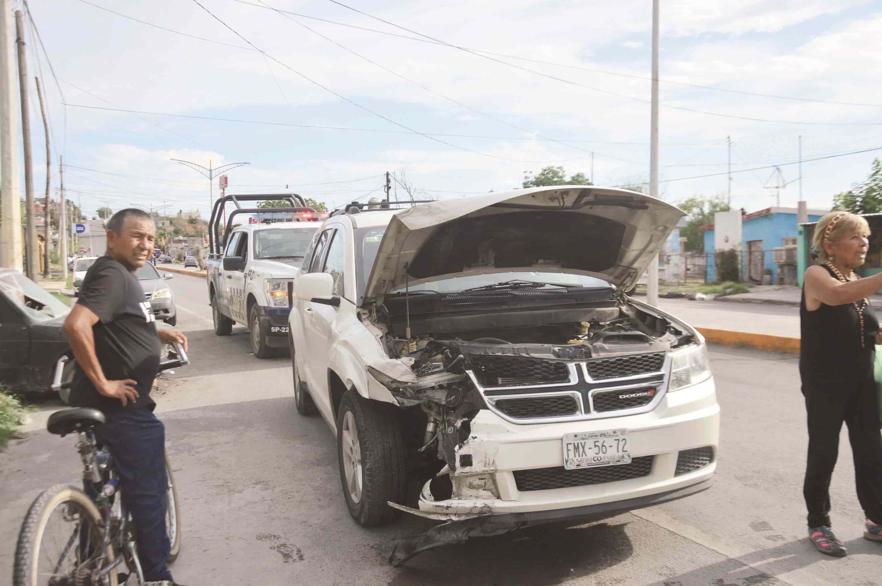 Choca auto y lo hace volcar