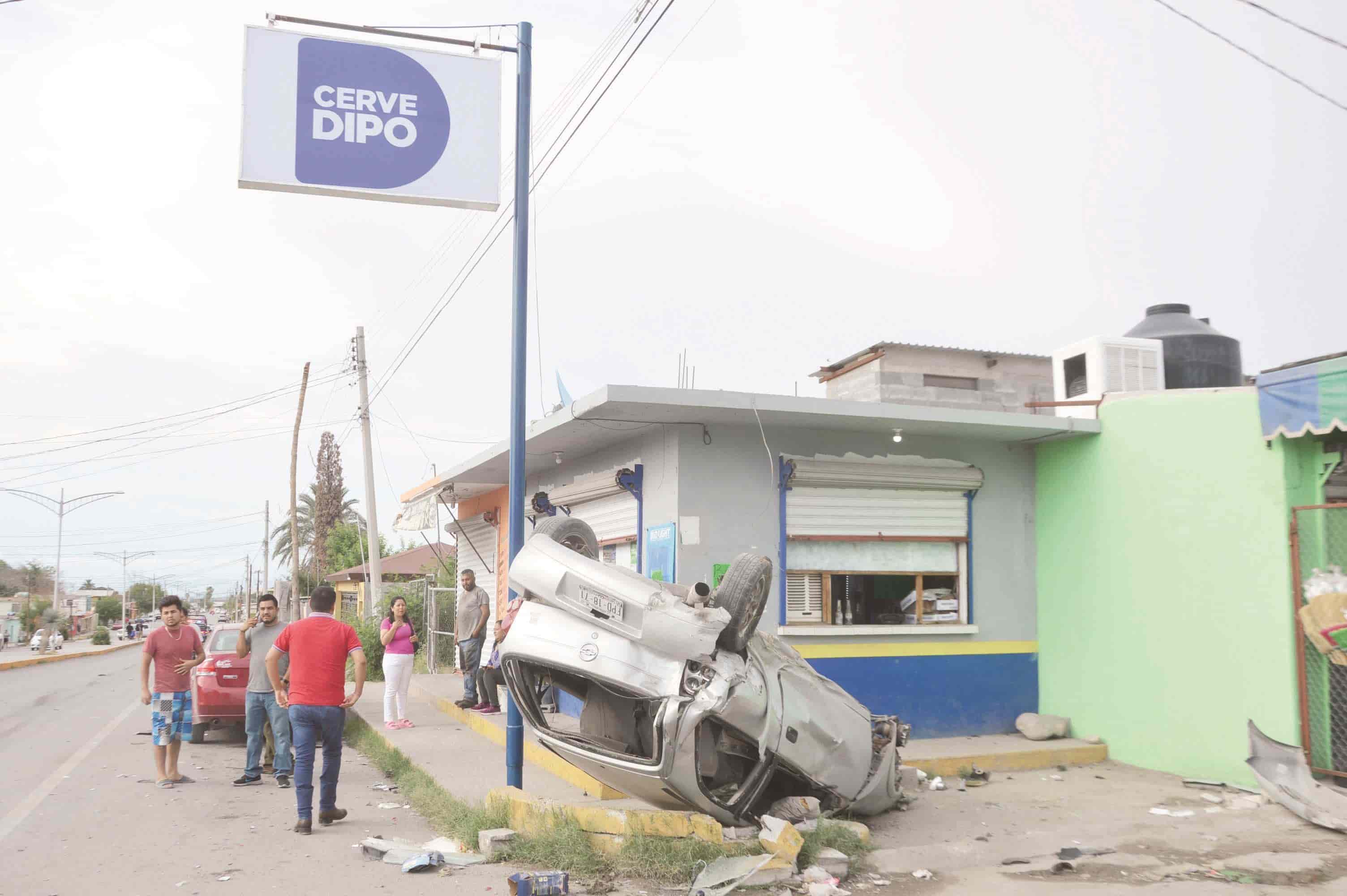 Choca auto y lo hace volcar