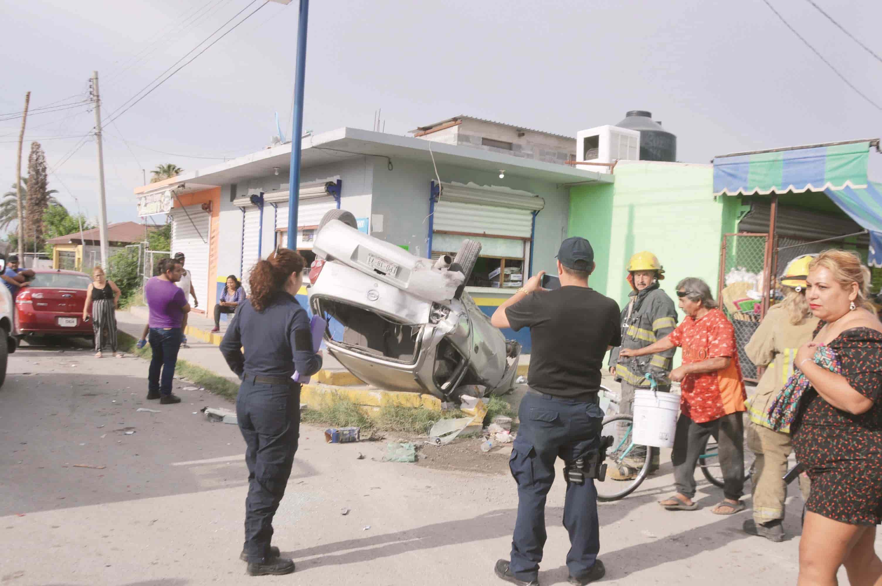 Choca auto y lo hace volcar