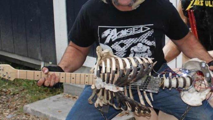 Metalero usa los huesos de su tío para hacer una guitarra eléctrica