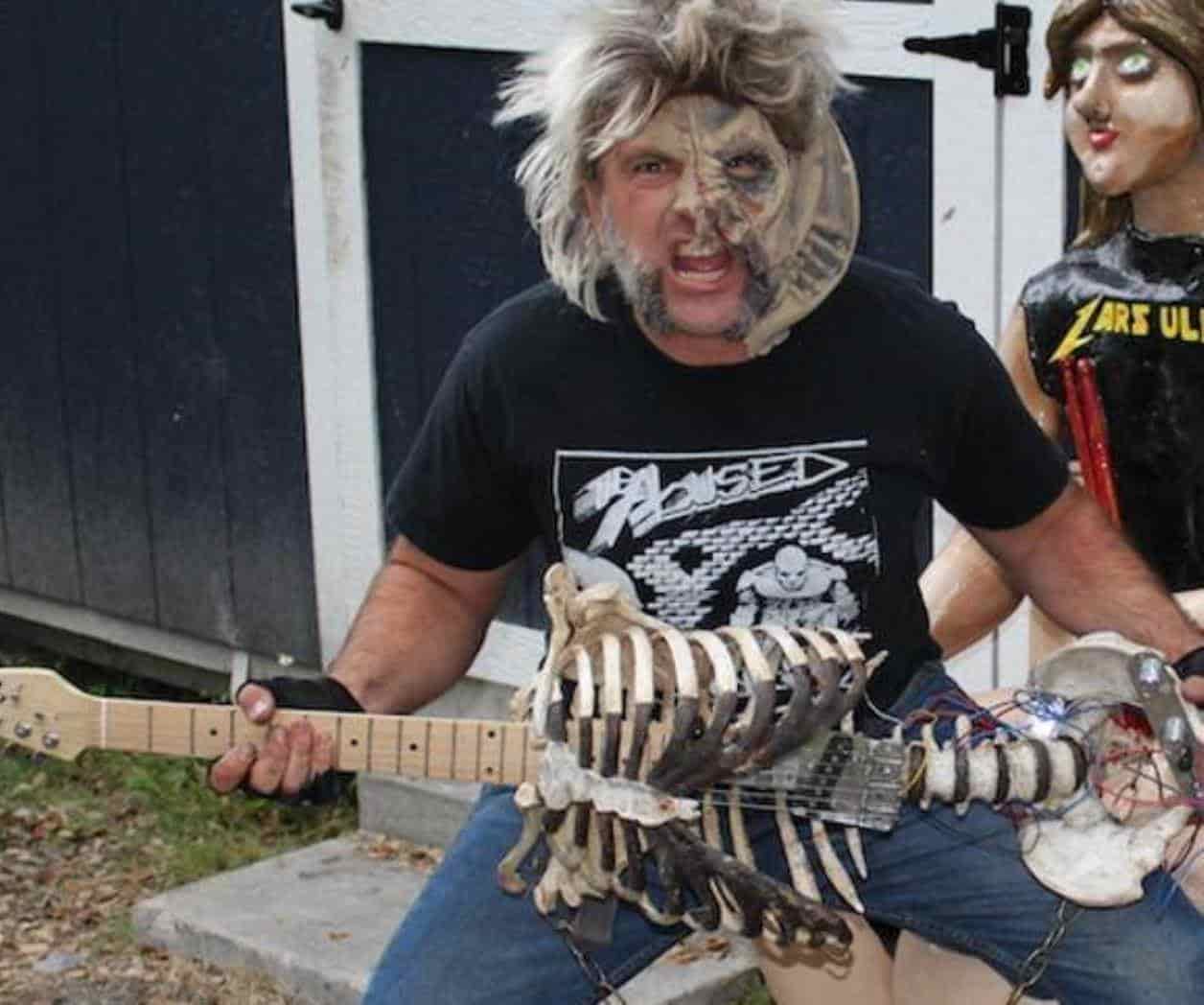 Metalero usa los huesos de su tío para hacer una guitarra eléctrica