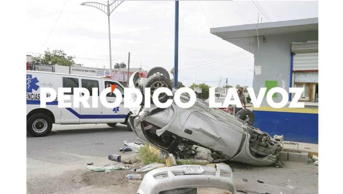 Choca auto y lo hace volcar