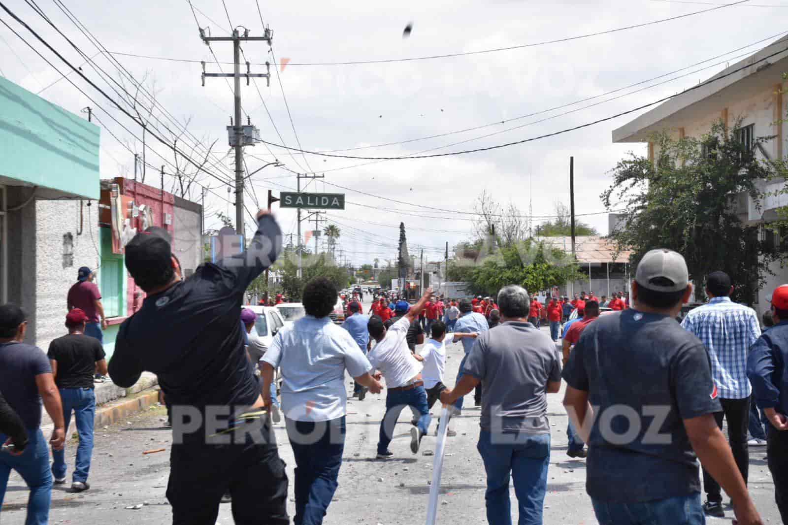 Estalla violencia en centro de Monclova; se enfrentan cientos de trabajadores de AHMSA