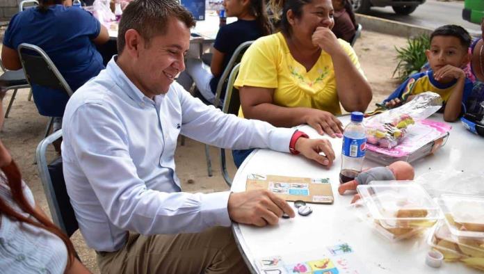 Festeja Hugo a mamás de ejidos