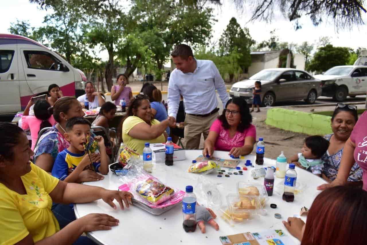 Festeja Hugo a mamás de ejidos