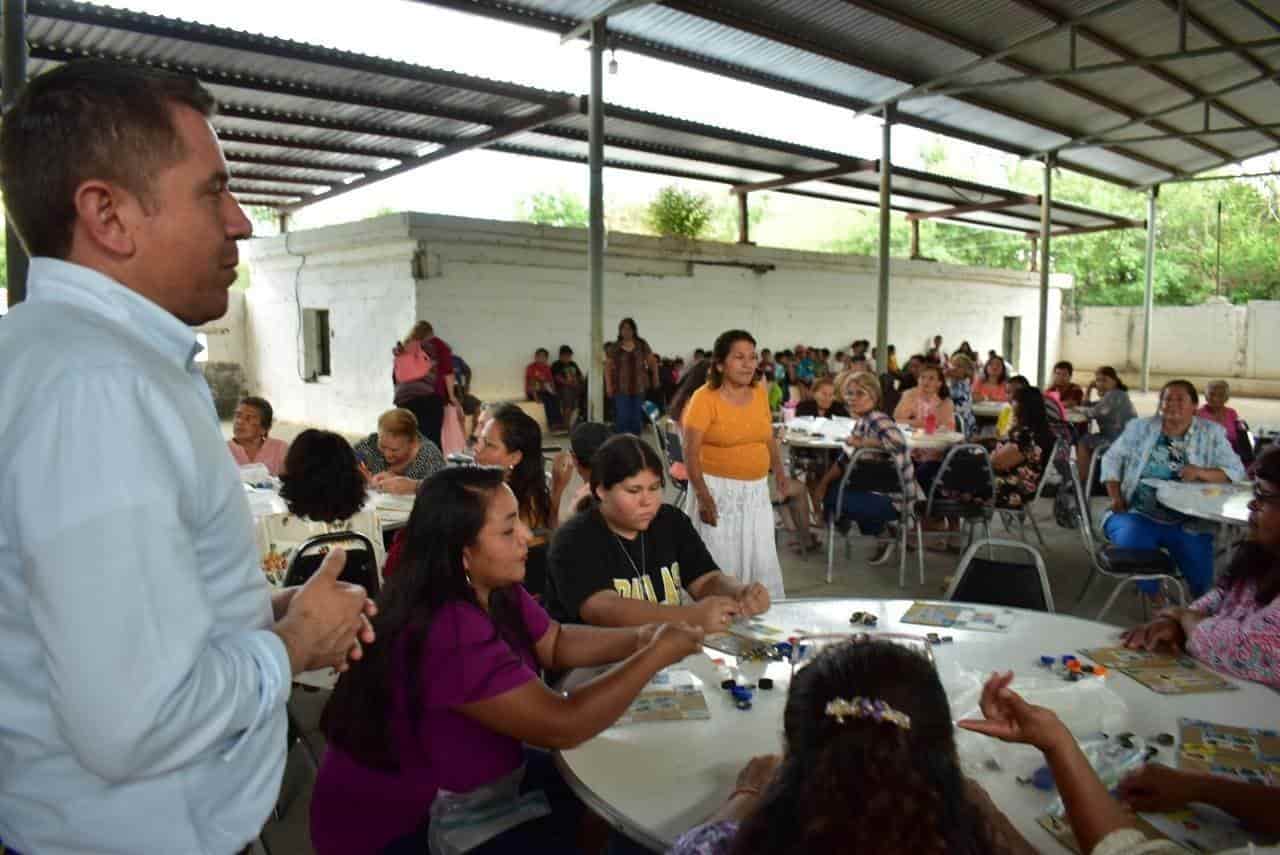Festeja Hugo a mamás de ejidos
