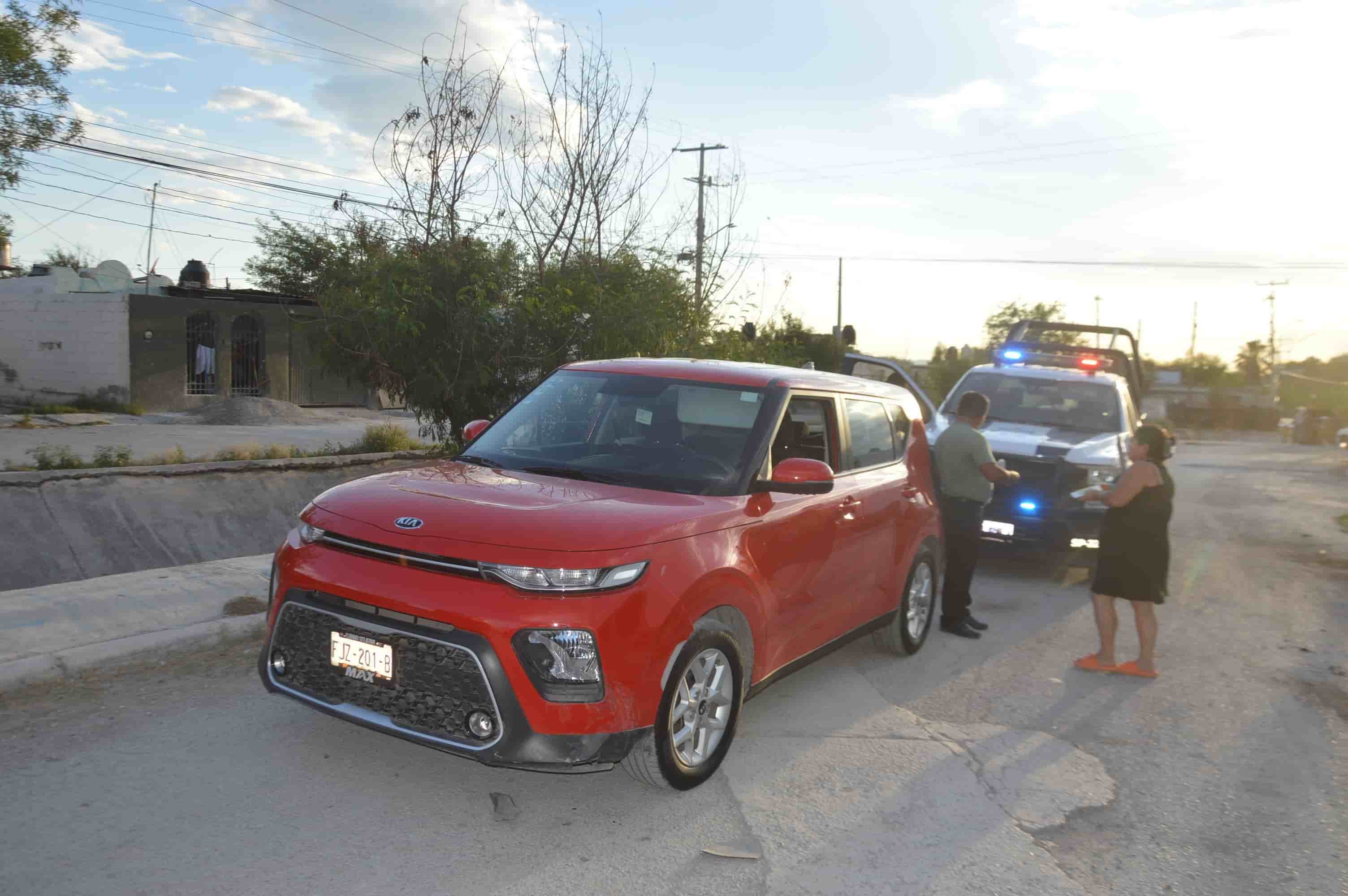 Se estampa menor en auto