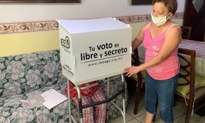 Votan por anticipado pacientes postrados