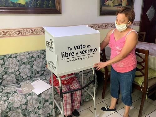 Votan por anticipado pacientes postrados