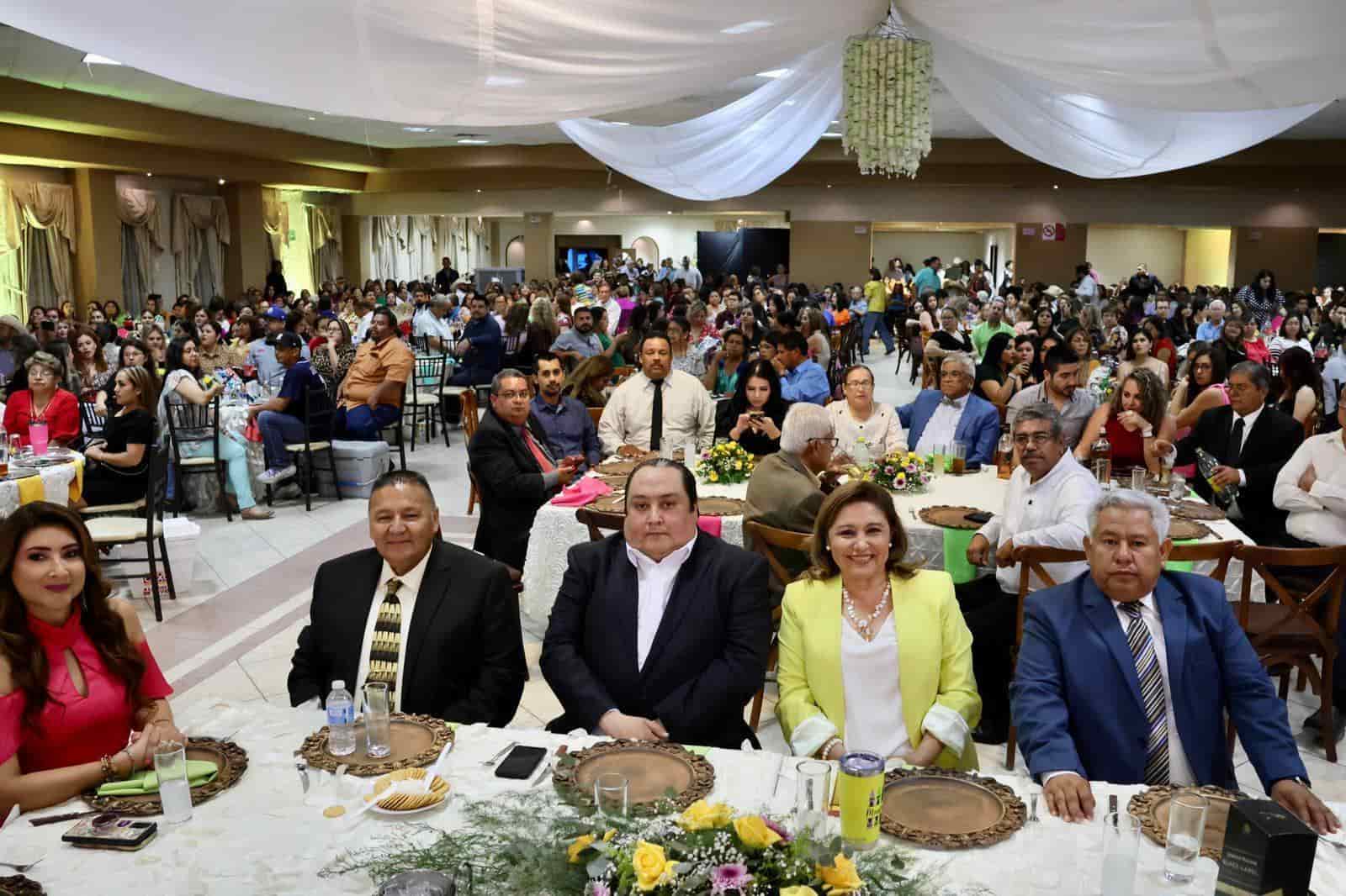 En Sabinas reconocen a maestros