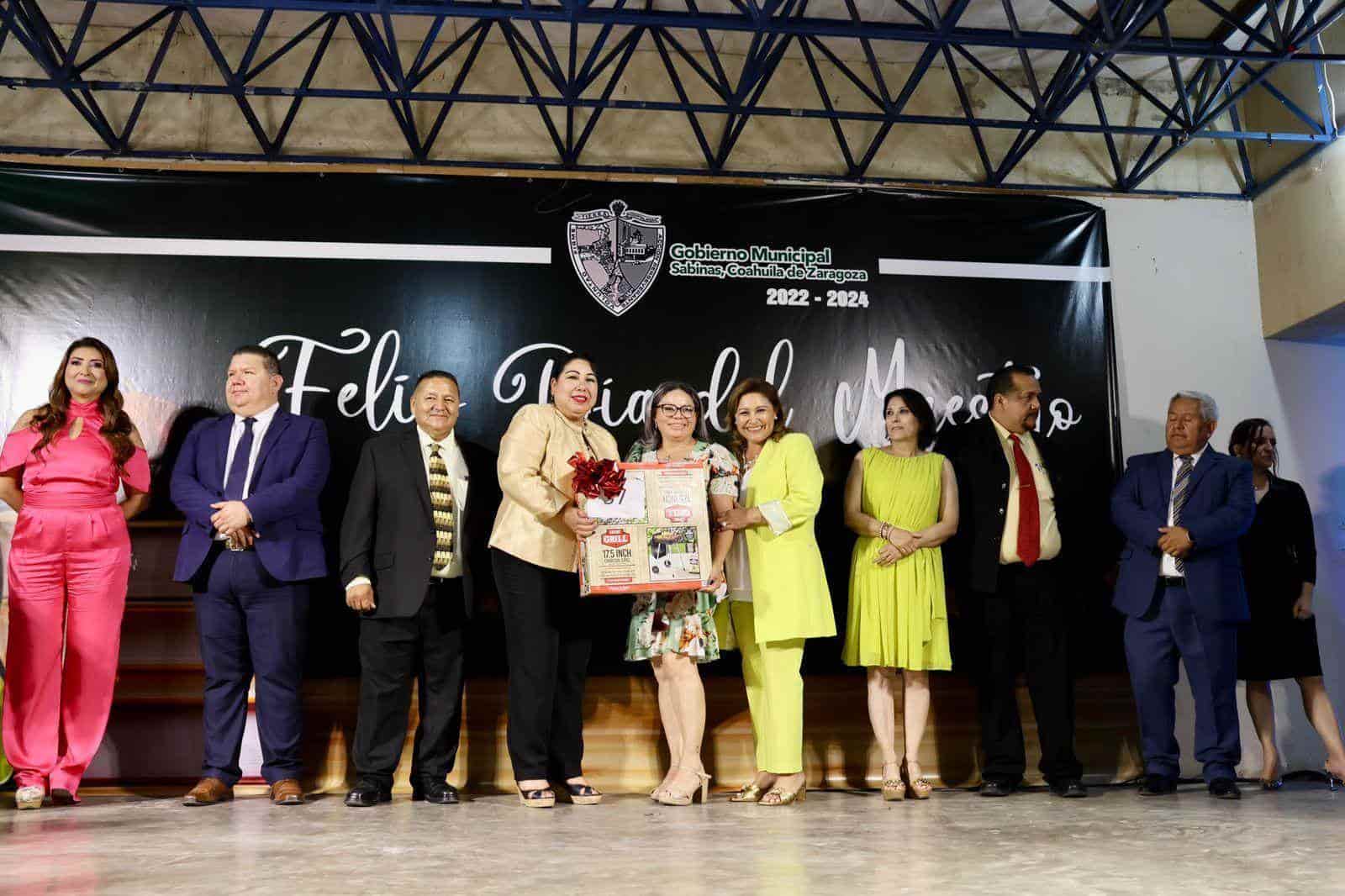 En Sabinas reconocen a maestros