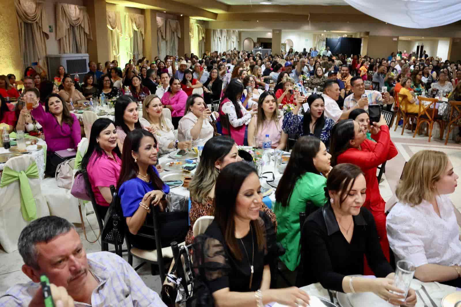 En Sabinas reconocen a maestros