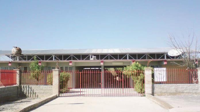 Apuñala a su amigo a fuera de secundaria