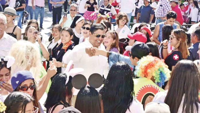 Colorido desfile de estudiantes