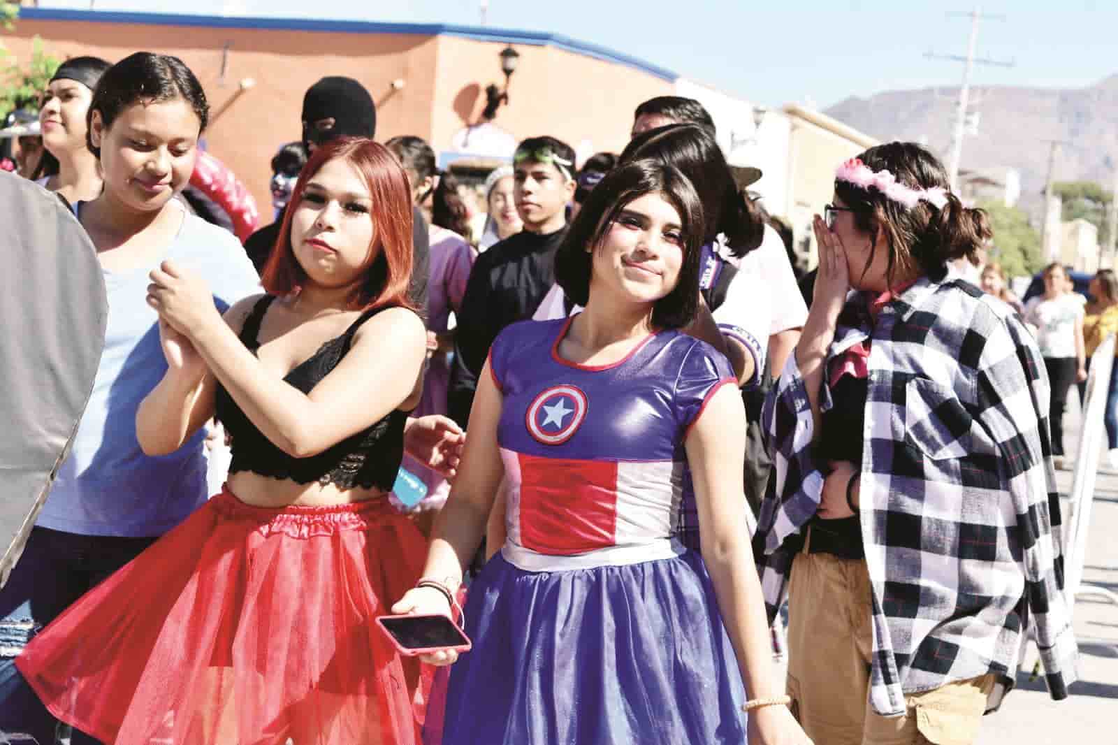 Colorido desfile de estudiantes