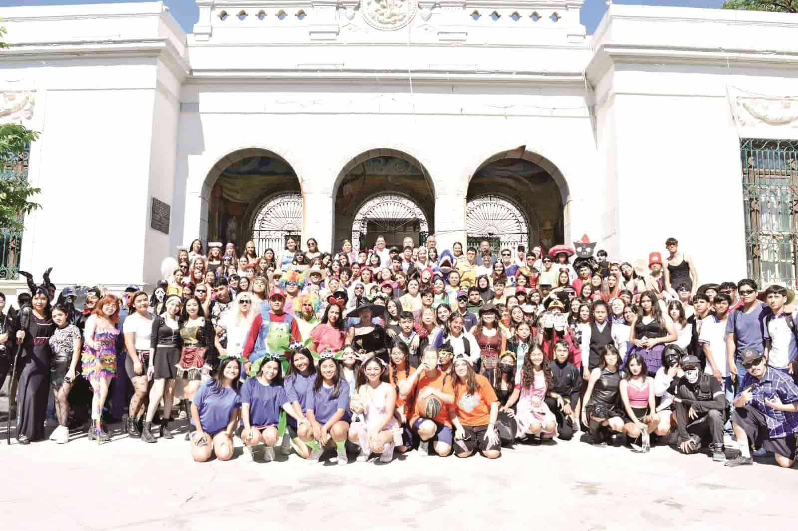 Colorido desfile de estudiantes