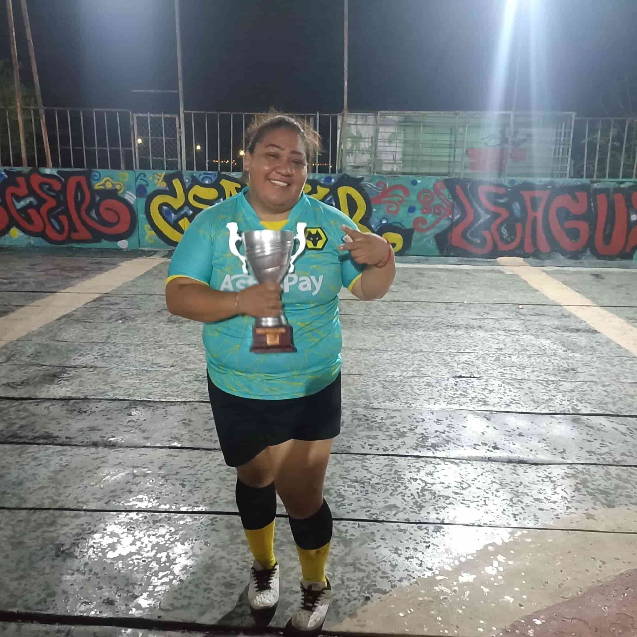 Alza la copa Dep Muñoz ante las Rodriguez