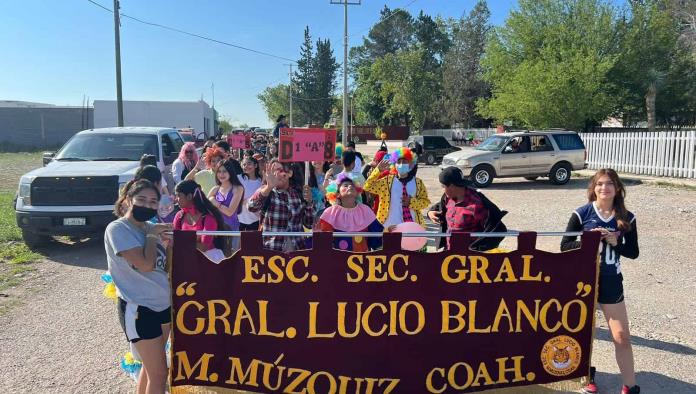 Celebran estudiantes con Desfile Chusco