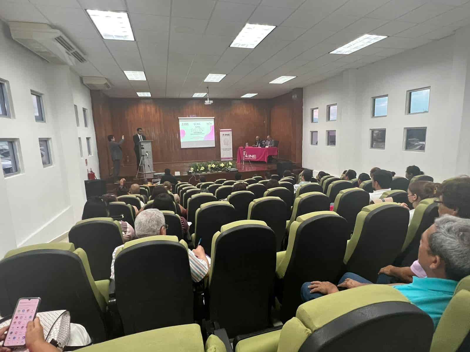 Imparten conferencia de delitos electorales
