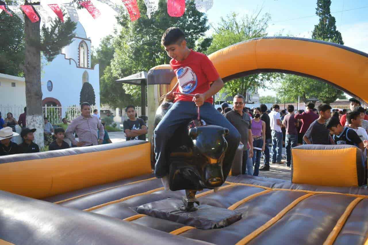 Celebran con Kermes a estudiantes de Nava
