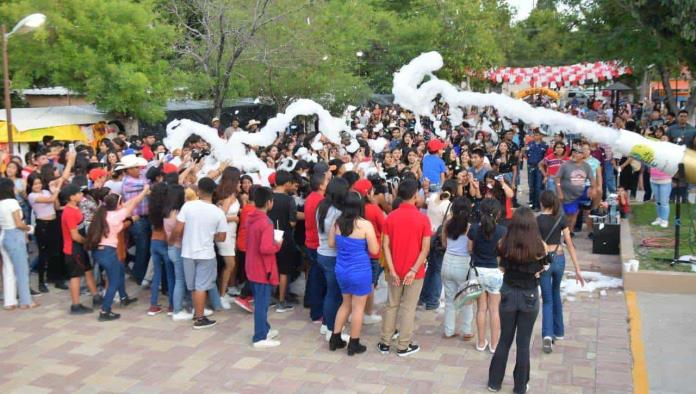 Celebran con Kermes a estudiantes de Nava
