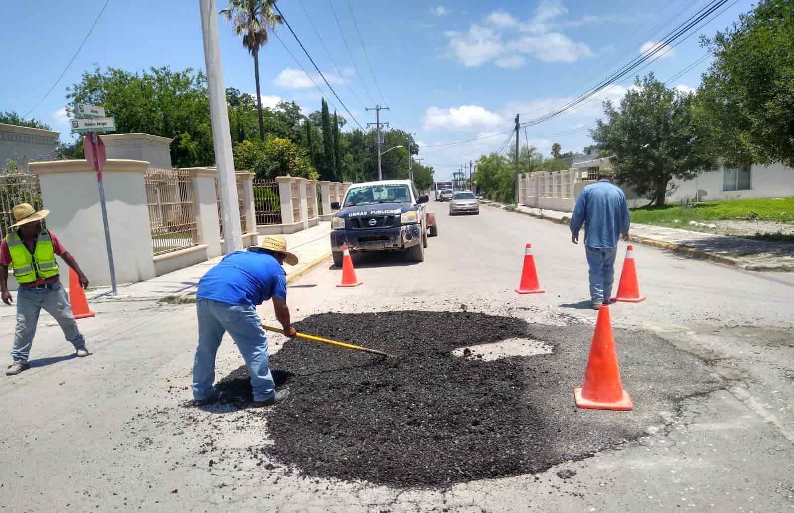 Avanzan acciones de bacheo en Nava