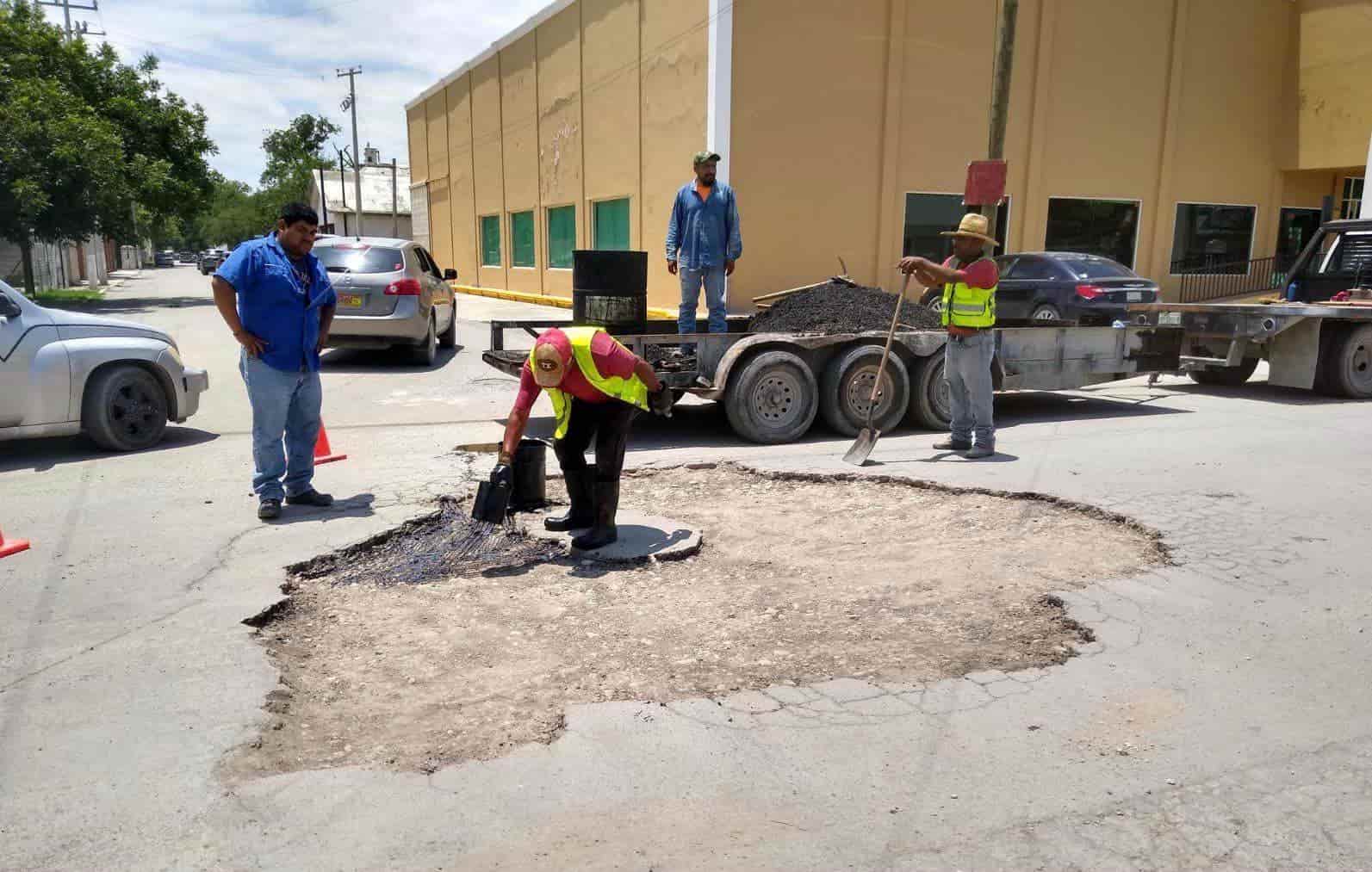 Avanzan acciones de bacheo en Nava