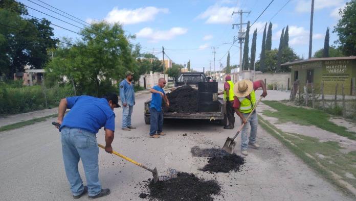 Avanzan acciones de bacheo en Nava