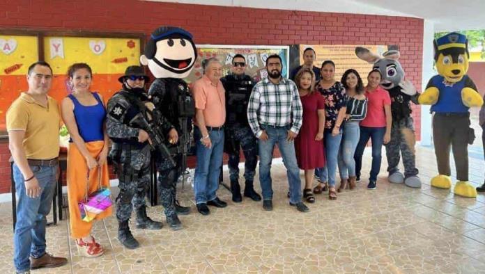 En la Veinte de Noviembre Conviven policías con estudiantes