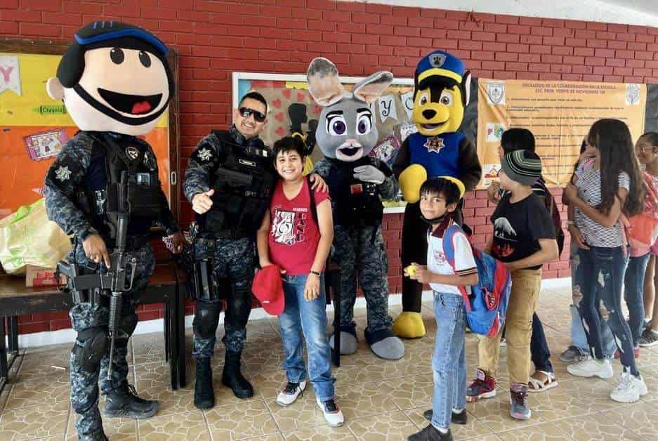 En la Veinte de Noviembre Conviven policías con estudiantes