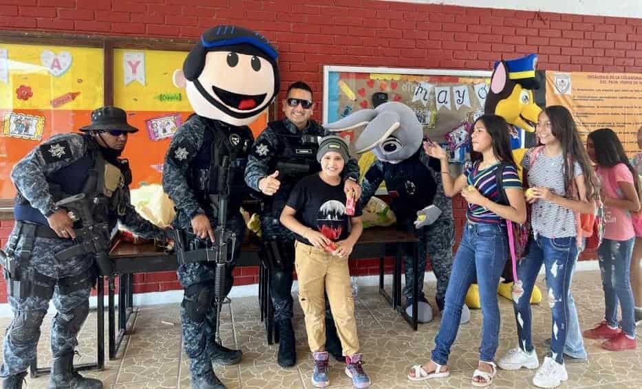En la Veinte de Noviembre Conviven policías con estudiantes