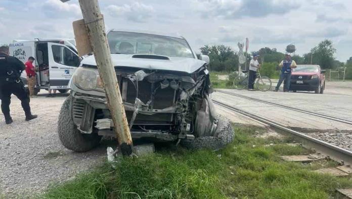 EN NAVA IMPACTA TREN A CAMIONETA