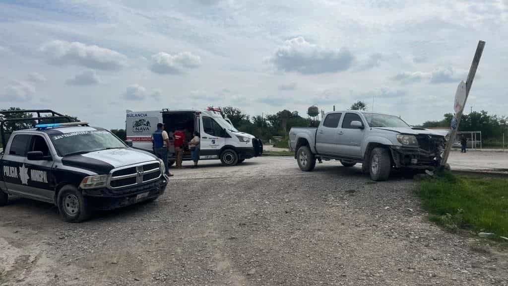 EN NAVA IMPACTA TREN A CAMIONETA